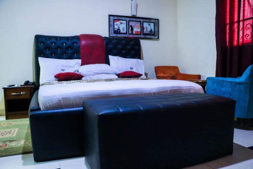 Dc Ambassadors Hotel Dawhwenya Екстериор снимка