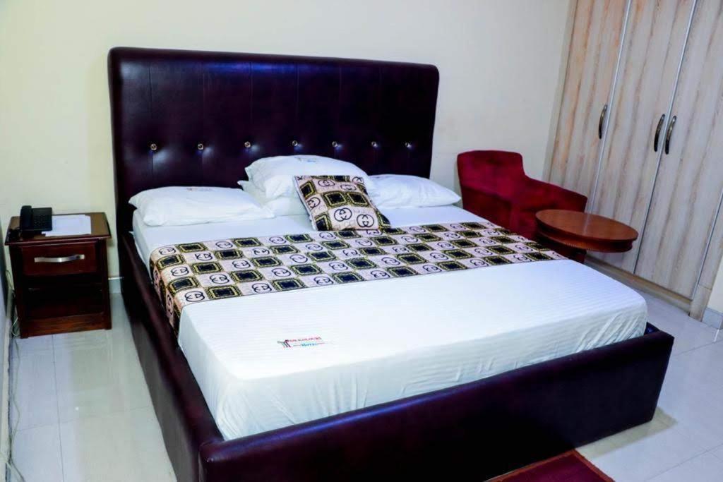 Dc Ambassadors Hotel Dawhwenya Екстериор снимка